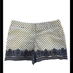 Artisan NY Patterned Women Shorts size 6, blue and white cotton blend casual